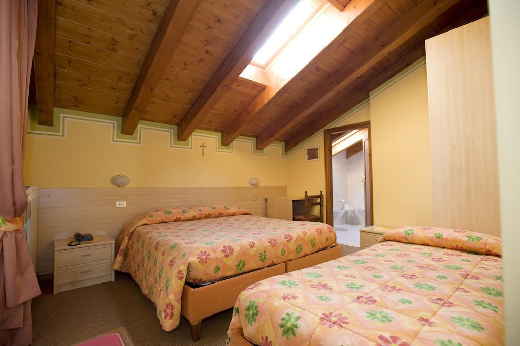 Hotel I Rododendri Валфурва Стая снимка