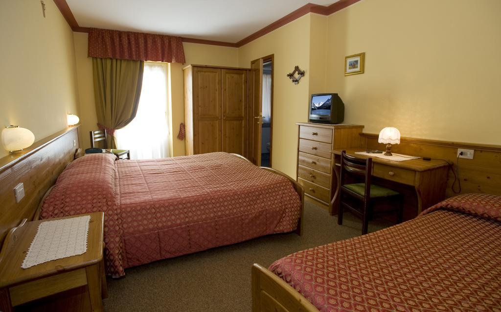 Hotel I Rododendri Валфурва Стая снимка