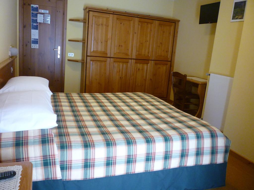 Hotel I Rododendri Валфурва Стая снимка